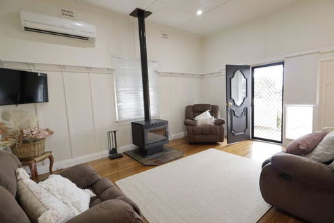Manor Cottage - Accommodation Mount Tamborine 0