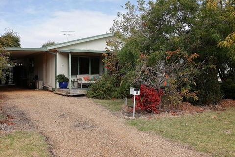 Mcrae Retro Beach House ! - Accommodation Mount Tamborine 3