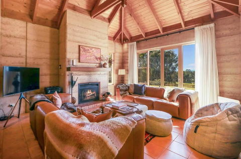 Melliodora - Relax, Unwind & Recharge - Accommodation Mount Tamborine 2