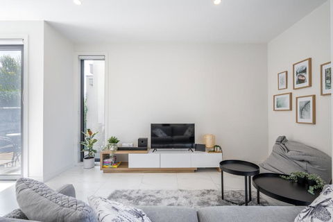 Modern Townhouse - Cafes, Shops, Bus, Freeway Access - Accommodation Mount Tamborine 1