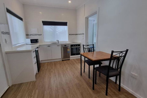 Modern 1 Bedroom Studio Free Parking Close To CBD - Accommodation Mount Tamborine 0