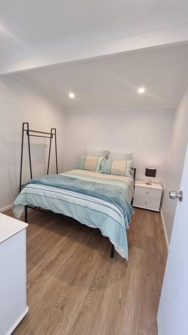 Modern 1 Bedroom Studio Free Parking Close To CBD - Accommodation Mount Tamborine 2
