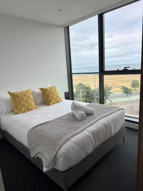 Modern 2 BRM Apt In Williamstown - Accommodation Mount Tamborine 3