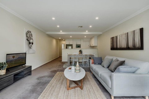 Modern Apartment In The Heart Of Canberra - Accommodation Mount Tamborine 2