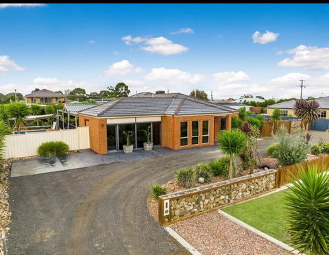 Modern Family Home With Pool - Accommodation Mount Tamborine 1