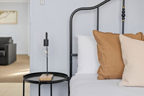 Modern Private Double Room - Central Spot At Liverpool - Shared Bathroom - Accommodation Mount Tamborine 3