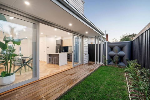 Modern Stylish Home - Walk To Beach - Accommodation Mount Tamborine 1