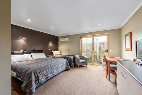 Motel Strahan - Accommodation Mount Tamborine 1