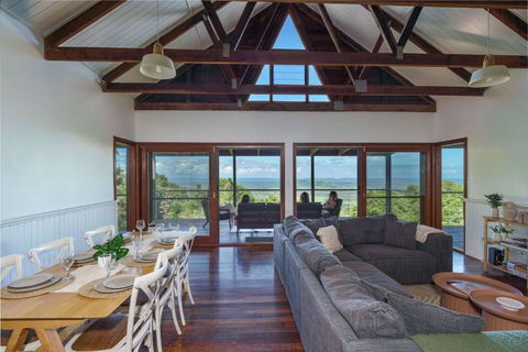 Mountain Retreat With Ocean Views And Fireplace - Accommodation Mount Tamborine 2