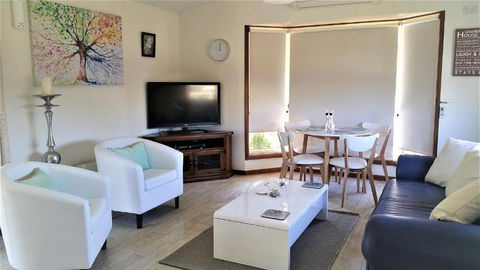 Must Love Dogs B&B & Self Contained Cottage - Accommodation Mount Tamborine 3