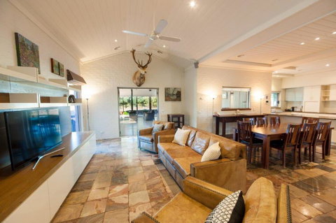 Nepeta Cataria Estate - Echuca Holiday Homes - Accommodation Mount Tamborine 1