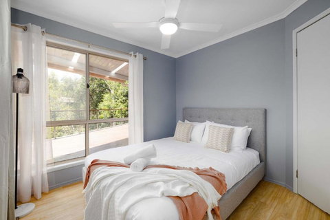 NEW 3BR Serene Creekside Retreat In Helensvale - Accommodation Mount Tamborine 2