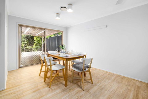 NEW 3BR Serene Creekside Retreat In Helensvale - Accommodation Mount Tamborine 3