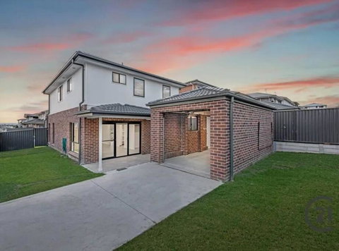 New 5 Bedroom House In Rousehill - Accommodation Mount Tamborine 0