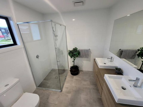 New 5 Bedroom House In Rousehill - Accommodation Mount Tamborine 2