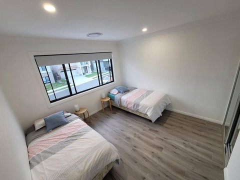 New 5 Bedroom House In Rousehill - Accommodation Mount Tamborine 3