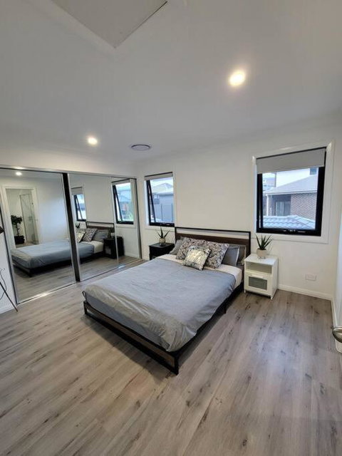 New 5 Bedroom House In Rousehill - Accommodation Mount Tamborine 1
