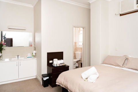 New Crown Hotel Motel - Accommodation Mount Tamborine 3