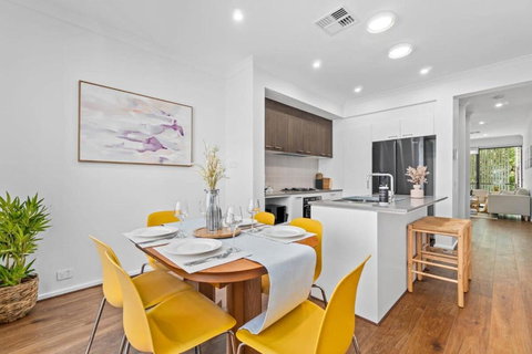 New Luxury Stylish Elegant Townhouse For Families - Accommodation Mount Tamborine 2