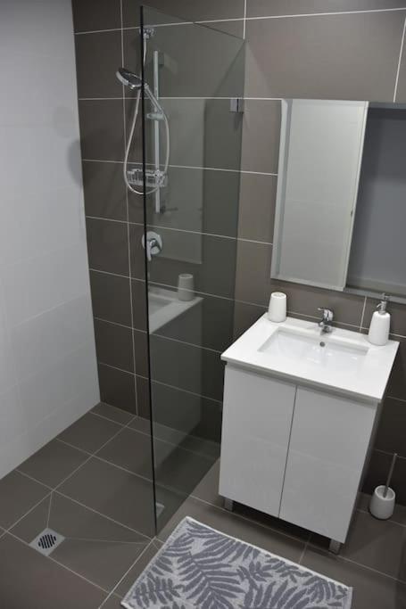 New Spacious 1 Bedroom Apartment Rosebery - Accommodation Mount Tamborine 3