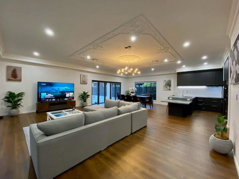 New Spacious Luxury 5 Bedroom Mansion In Unley - Accommodation Mount Tamborine 3