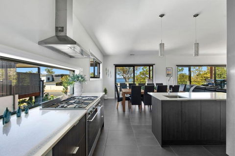 NEW - Sunrise Waters Holiday House - Accommodation Mount Tamborine 1