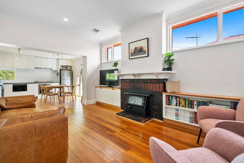 New Town Bungalow - A Leafy Family Haven - Accommodation Mount Tamborine 0