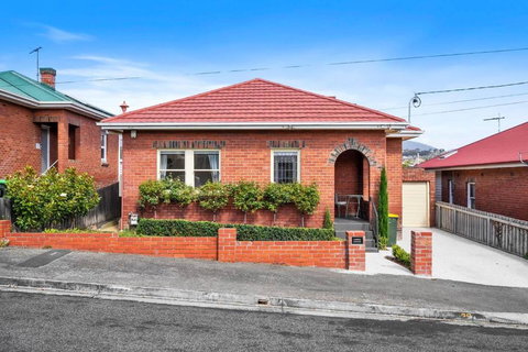 New Town Bungalow - A Leafy Family Haven - Accommodation Mount Tamborine 1