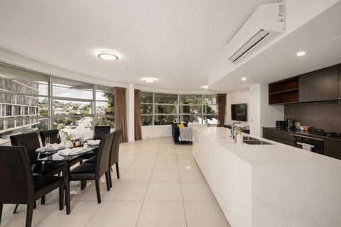 Newly Renovated 3BR Apartment 2 Parking Spaces Pool Gym City Views Walk To Shops - Accommodation Mount Tamborine 2