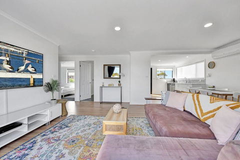 New Property Seabreeze Bungalow - Lakeview Sunset Delight At Sunshine On Lake Macquarie - Accommodation Mount Tamborine 3