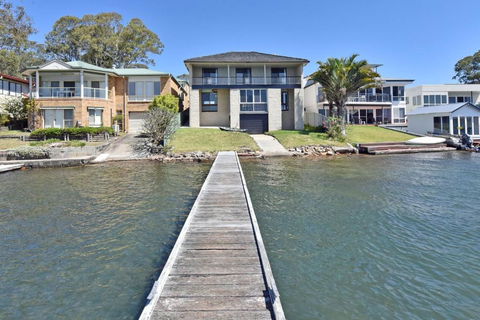 New Property Silverwater Serenity Shores Absolute Waterfront On The Lake - Accommodation Mount Tamborine 0
