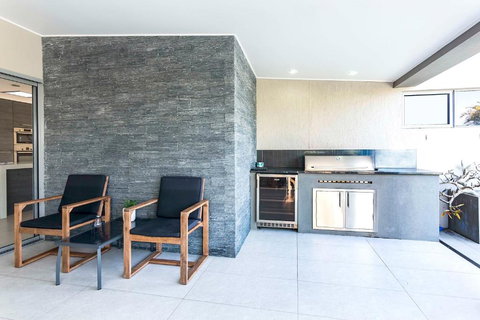 NewPort Dream Quiet Island - No Party Maximum 9-10 People - Accommodation Mount Tamborine 3