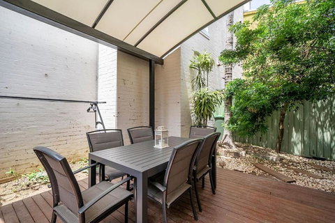 Newtown Nest - Chic Terrace Living Off King Street - Accommodation Mount Tamborine 2