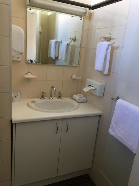 Nicholas Royal Motel - No Pets Allowed - Accommodation Mount Tamborine 3