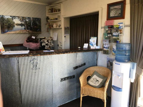 Nicholas Royal Motel - No Pets Allowed - Accommodation Mount Tamborine 1