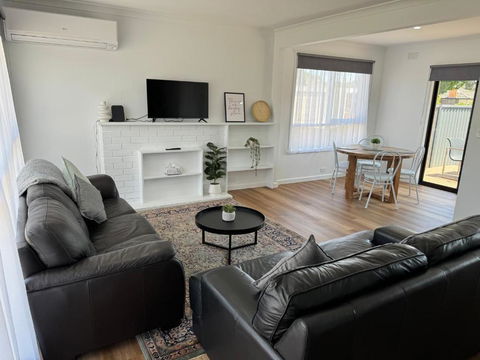 Nth Central 4BR Reno W WiFi - Accommodation Mount Tamborine 0