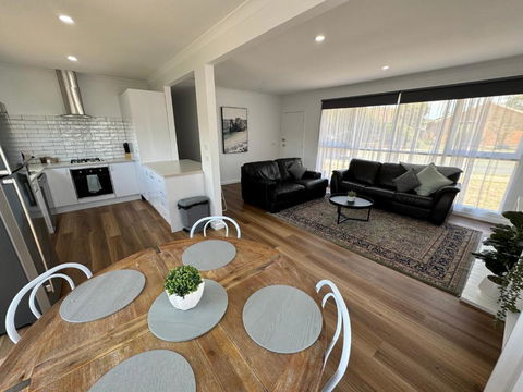 Nth Central 4BR Reno W WiFi - Accommodation Mount Tamborine 1