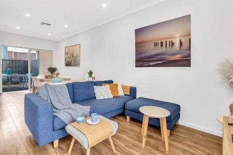 Oceanside At Christies Beach - Contemporary Comfort - Accommodation Mount Tamborine 2