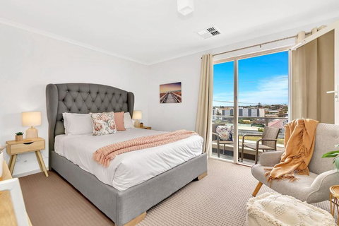 Oceanside At Christies Beach - Contemporary Comfort - Accommodation Mount Tamborine 0