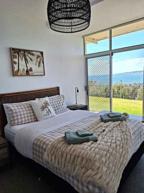 ON THE WATERS EDGE - Accommodation Mount Tamborine 3