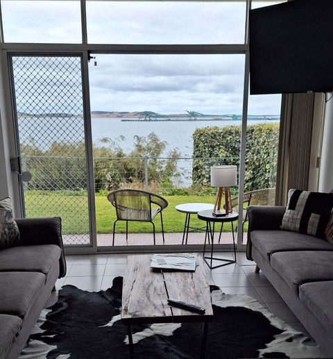 ON THE WATERS EDGE - Accommodation Mount Tamborine 0