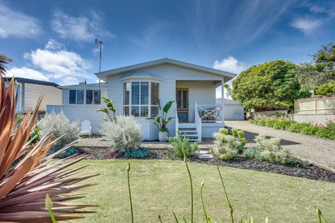 Our Little White House -74 Padman Crescent, Middleton - Accommodation Mount Tamborine 0