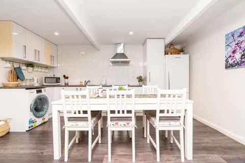 Peaceful 1BR Home Near Canberra Hospital - Accommodation Mount Tamborine 2