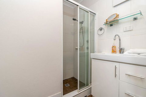 Peaceful 1BR Home Near Canberra Hospital - Accommodation Mount Tamborine 3