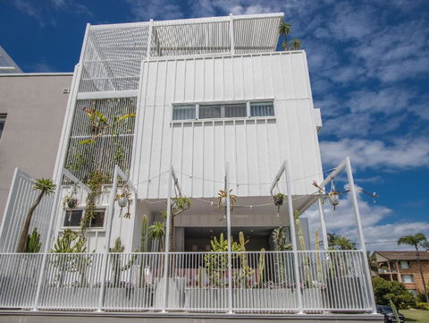 Palm Paradise: Luxury Villa Escape By The Beach - Accommodation Mount Tamborine 2