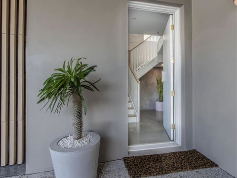 Palm Paradise: Luxury Villa Escape By The Beach - Accommodation Mount Tamborine 3