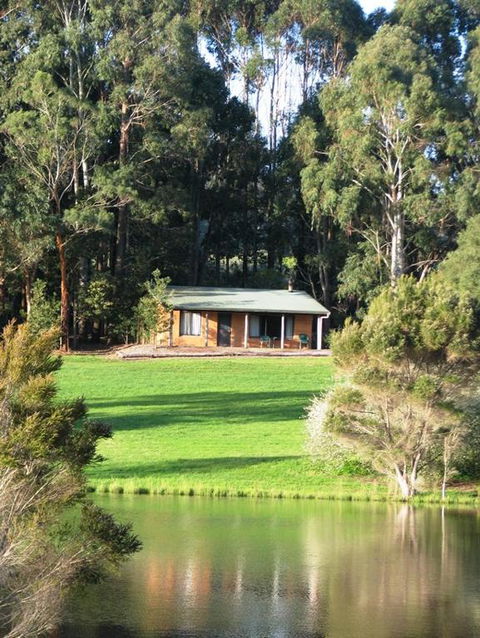 Pemberton Lake View Chalets - Accommodation Mount Tamborine 2