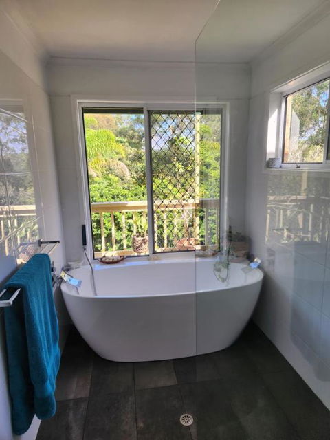 Poinciana Room - Accommodation Mount Tamborine 2