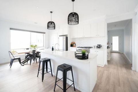 PIPER Modern Home Walk To Beach Shops Parks - Accommodation Mount Tamborine 0