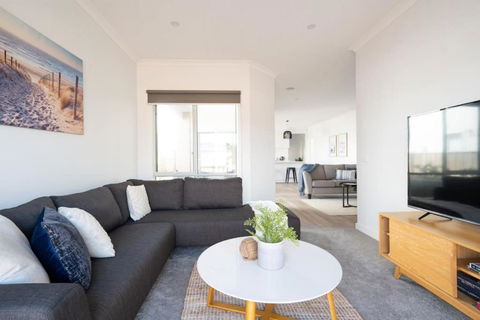 PIPER Modern Home Walk To Beach Shops Parks - Accommodation Mount Tamborine 2